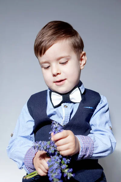 Niño Una Camisa Pajarita Chaleco Pantalones Sobre Fondo Blanco Sosteniendo —  Fotos de Stock