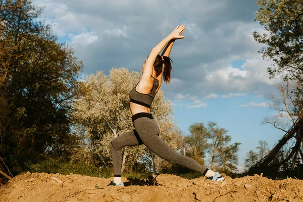 Yoga doğada var, sağlıklı kadın. Sağlıklı yaşam tarzı ve rahatlama kavramı