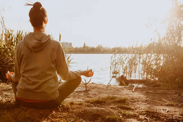 Yoga Parque Mujer Salud Concepto Estilo Vida Saludable Relajación — Foto de Stock