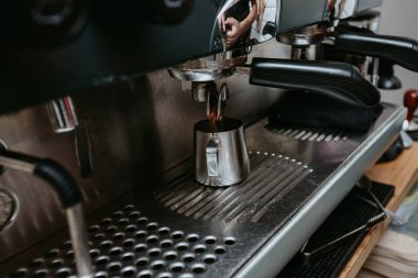 Kahve dükkanı işletmesi. İçkileri hazırlama süreci.