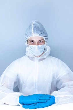 Koruyucu giysili, eldivenli ve maskeli bir adam. Sağlık hizmeti kavramı.