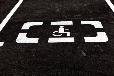 Otoparktaki işaretler. Engelliler için park alanı