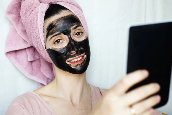 Junge Frau Mit Handtuch Auf Dem Kopf Und Schwarzer Gesichtsmaske — Stockfoto