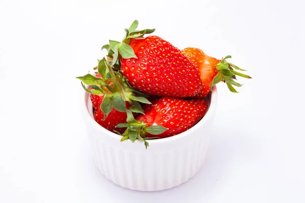 Reife Erdbeeren Aus Nächster Nähe Erdbeeren Schale Isoliert Auf Weißem — Stockfoto