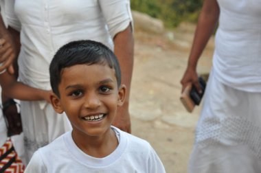 Anhuradhapura - Sri Lanka 11 Ağustos 2016 Anhuradhapura Budist Tapınağı 'ndaki Sri Lanka halkı
