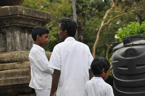 Anhuradhapura Sri Lanka August 2016 Sri Lanker Buddhistischen Tempel Von — Stockfoto