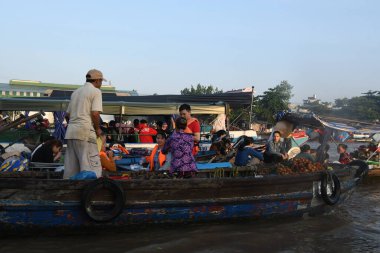 Tho - Vietnam 18Th Ağustos 2019 - Mekong yüzen pazarlarının etrafındaki Vietnamlı insanların nehir yaşamı