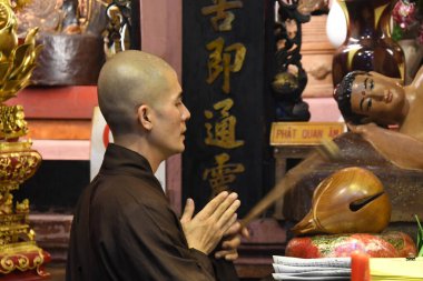 Hu, Vietnam 19 Ağustos 2019 - Vietnam Budist halkı Hu Tapınağında dua ediyor