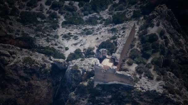 Воздушный беспилотник с видом на руины древнего замка — стоковое видео