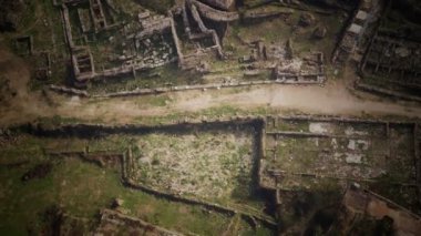 Antik şatonun kalıntılarının hava aracı görüntüsü