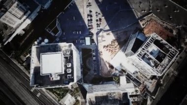 Otoparkı olan tipik küçük kasaba alışveriş merkezinin hava manzarası