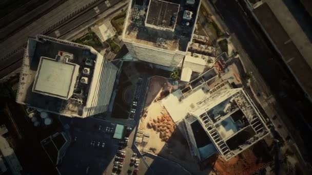 駐車場付きの典型的な小さな町のショッピングセンターの空中ビュー — ストック動画