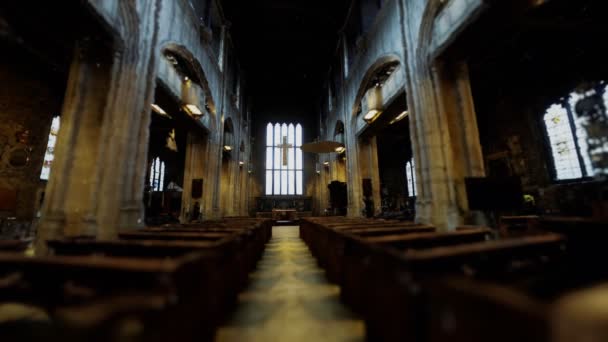 Histórico e belo Interoir de Todas as Relíquias Pela Igreja Torre — Vídeo de Stock