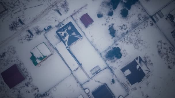 Spokojne miasteczko pod świeżym śniegiem wczesnym rankiem w zimie — Wideo stockowe