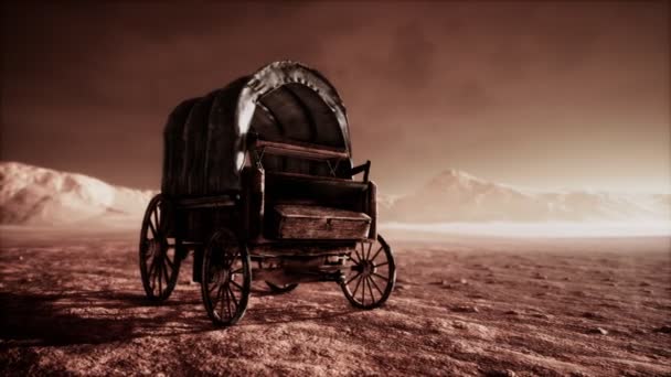 Canvas overdekte retro wagon in de woestijn bij zonsondergang — Stockvideo