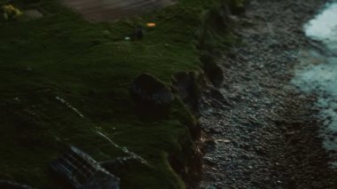 Gün batımında Faroe Adaları 'ndaki bir sahil şeridine bak.