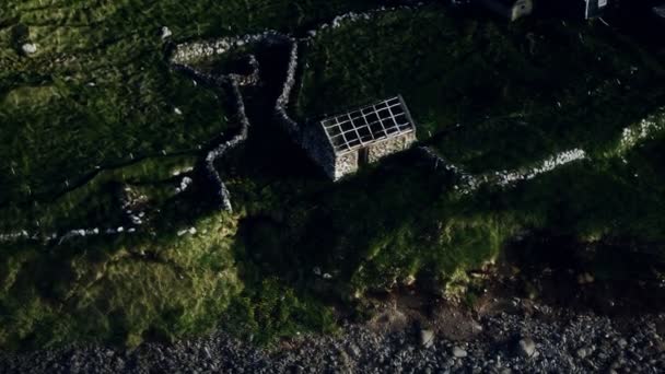 Vista de una costa en las Islas Feroe al atardecer — Vídeo de stock