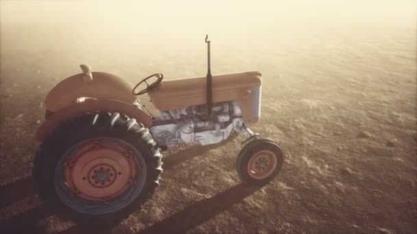 Tracteur rétro vintage sur une ferme dans le désert — Video