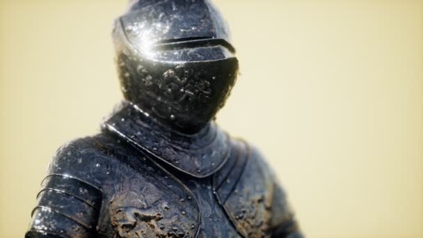 Броня средневекового рыцаря. Металлическая защита солдата — стоковое видео