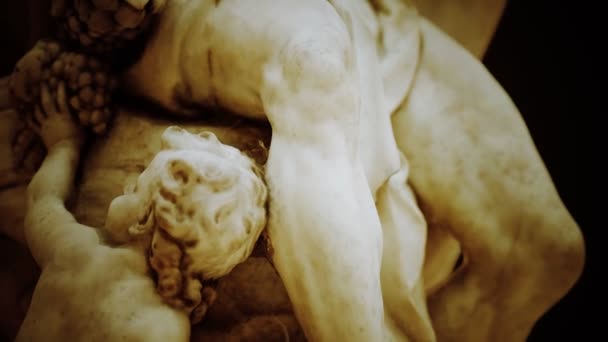 Antiek wit marmeren standbeeld — Stockvideo