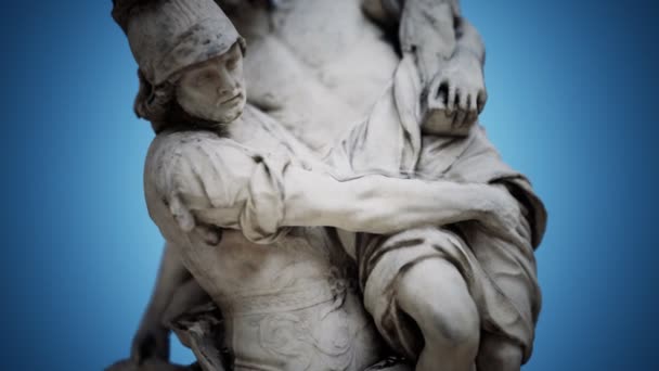 Staty av en trojansk hjälte Aeneas rädda sin åldrade far Anchises — Stockvideo