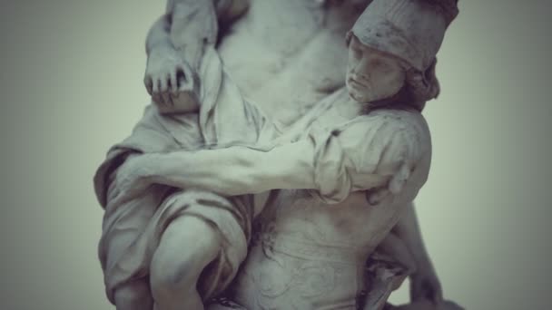 Statua di un eroe troiano Enea che salva il padre anziano Anchise — Video Stock