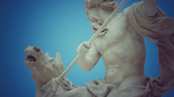 Närbild av Neptunus staty — Stockvideo