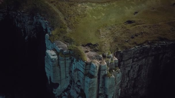 Une falaise dans les Highlands écossais — Video