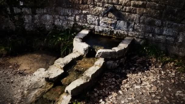 Historisk gammal traditionell vattenbrunn i en by — Stockvideo