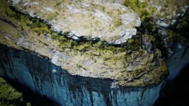 Atlantik Okyanusu kıyısındaki kayalıklar Algarve Portekiz