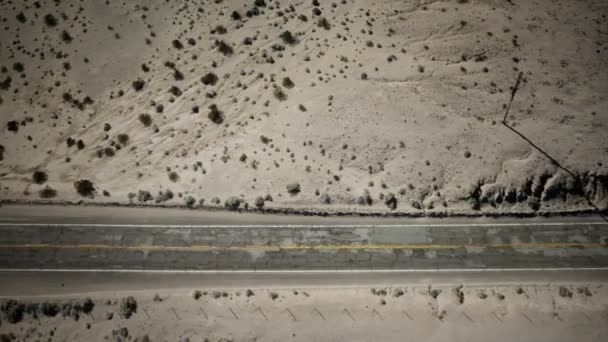 Γραφικός αυτοκινητόδρομος μέσα από το τοπίο της ερήμου της Γιούτα, ΗΠΑ — Αρχείο Βίντεο