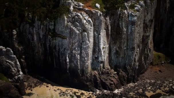 A costa do oceano Atlântico com penhasco rochoso — Vídeo de Stock