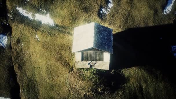 Liten stuga som används som lada i Alpernas fjäll — Stockvideo