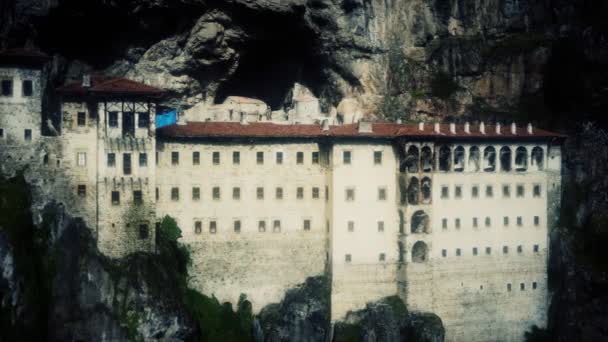 Монастырь Сумела на скалистой горе — стоковое видео