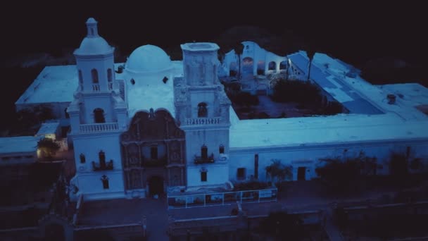 Миссия Сан Ксавье дель Бак ночью — стоковое видео