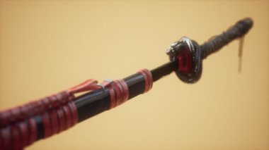 Parlak arkaplanda süsleri olan Asyalı bir katana.