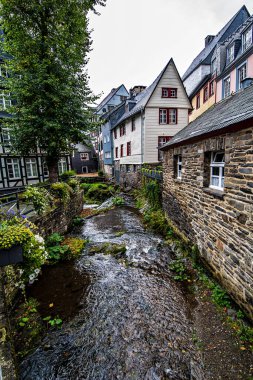 Eifel Almanya 'sında küçük bir nehir