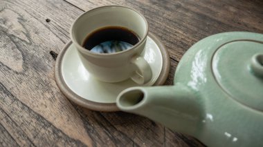 Tahta masada sade kahve. Seramik yuvarlak bardak. arka plan, kahve arkaplanı