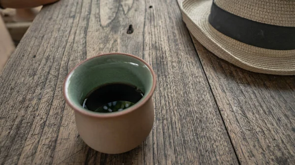 Μαύρο Καφέ Και Καπέλο Ξύλινο Τραπέζι Κεραμικό Στρογγυλό Κύπελλο Φόντο — Φωτογραφία Αρχείου