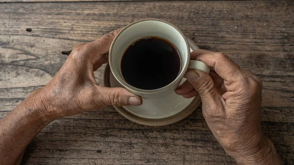Kéz Kezében Egy Fekete Kávé Asztalon Kerámia Kerek Csésze Háttér — Stock Fotó