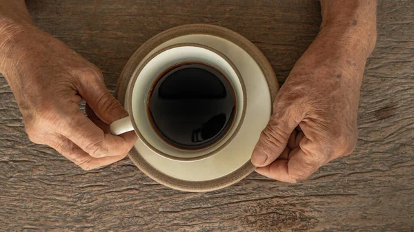 Kéz Kezében Egy Fekete Kávé Asztalon Kerámia Kerek Csésze Kávé — Stock Fotó