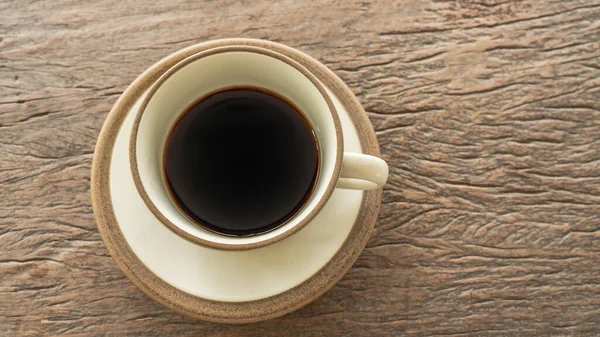 木桌上的黑咖啡 陶瓷圆杯 — 图库照片