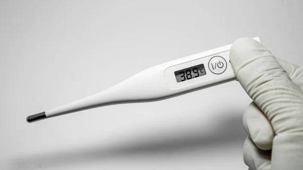 Handen Met Witte Digitale Thermometer Witte Achtergrond Toont Koorts Gezondheidszorg — Stockfoto