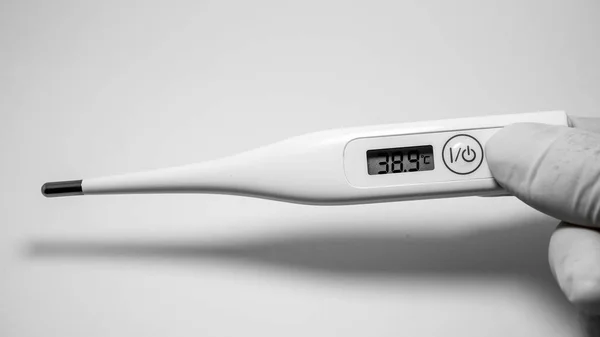 Handen Met Witte Digitale Thermometer Witte Achtergrond Toont Koorts Gezondheidszorg — Stockfoto