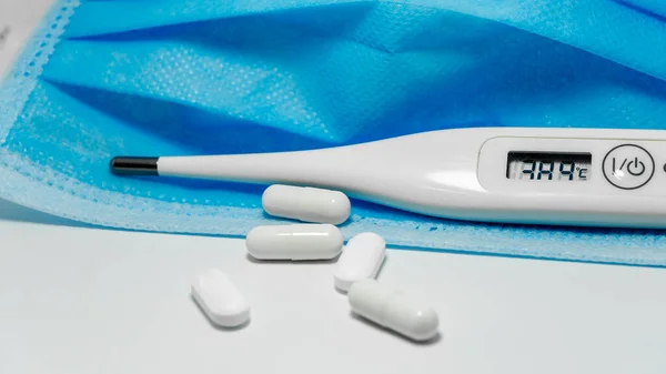Medische Gezichtsmaskers Thermometer Pillen Witte Achtergrond Bescherming Tegen Virussen Griep — Stockfoto