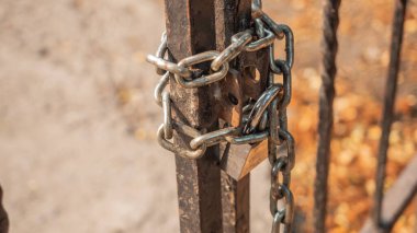 Çalıntı bir kapıda klasik kilit ve zincir. Hayatının güvenliği.,
