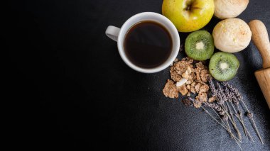 Siyah arka planda sade kahve ve fırın. Lavanta meyveleriyle hazırlanmış sağlıklı bir kahvaltı. Kahve sever., 