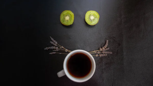 Czarna Kawa Piekarnia Czarnym Tle Zdrowe Śniadanie Pięknym Ustawieniu Owoców — Zdjęcie stockowe