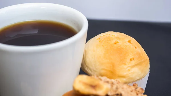 黑色咖啡和烘焙在黑色背景 健康的早餐 设备齐全 咖啡爱好者 — 图库照片