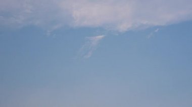 Altostratus mavimsi-gri bulutlar gökyüzünü kaplıyor gündüz vakti.